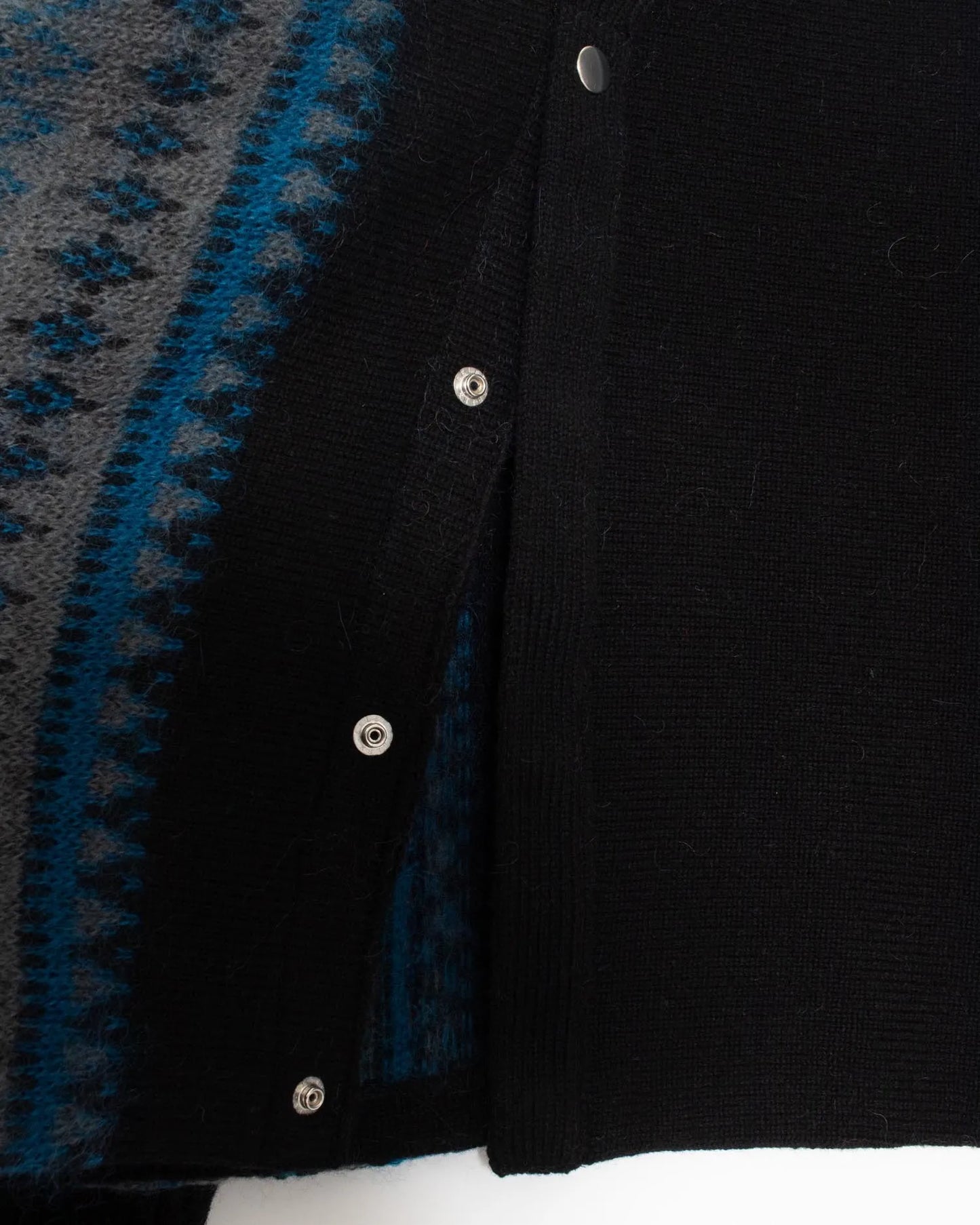 FAIR ISLE FRONT SLIT KNIT BLACK × BLUE