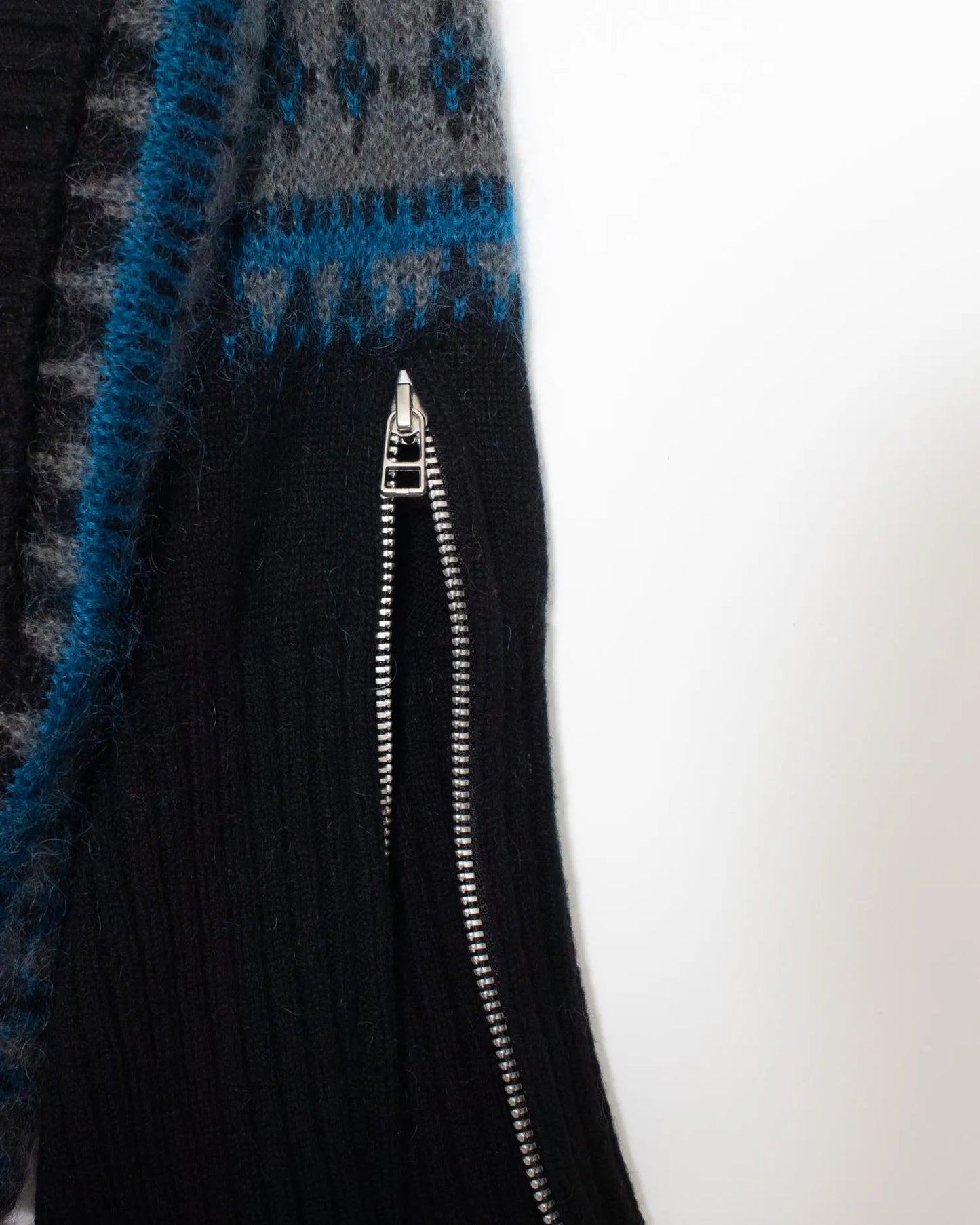 FAIR ISLE FRONT SLIT KNIT BLACK × BLUE