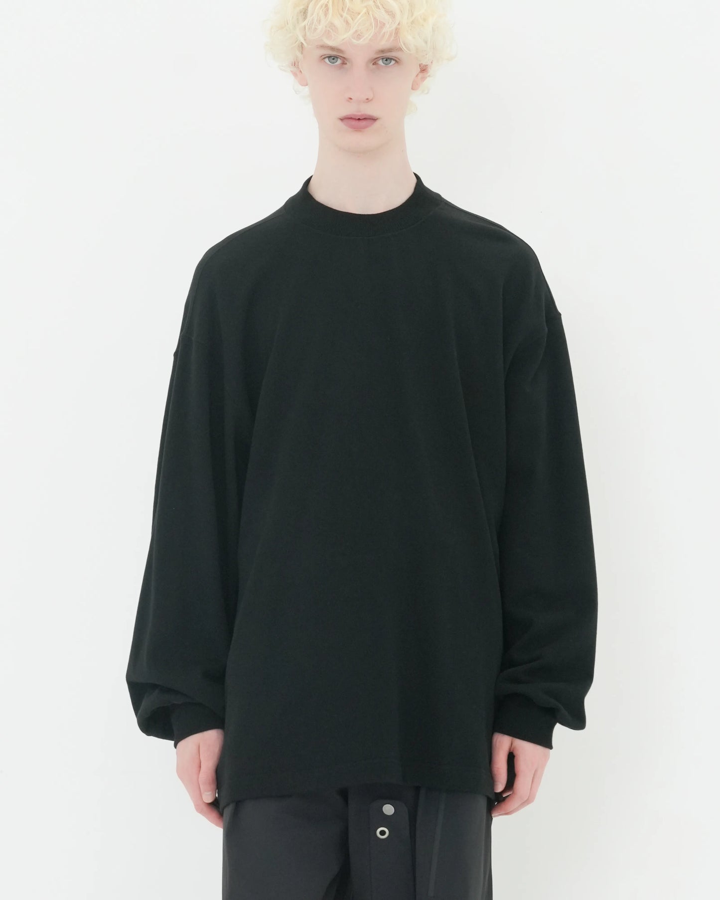SIDE SEAM POCKET SWEATSHIRT BLACK
