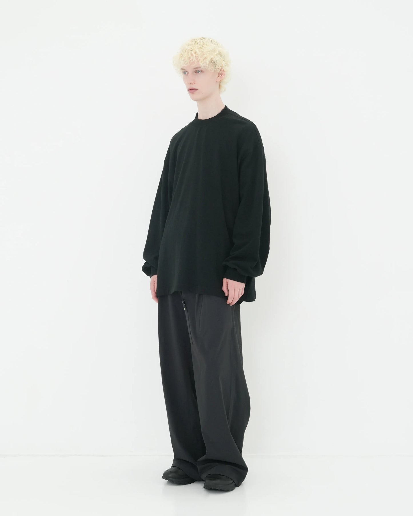 SIDE SEAM POCKET SWEATSHIRT BLACK