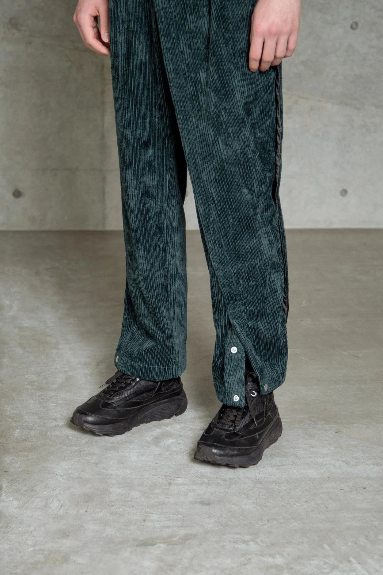 ∠13° CORDUROY WIDE PANTS GREY GREEN