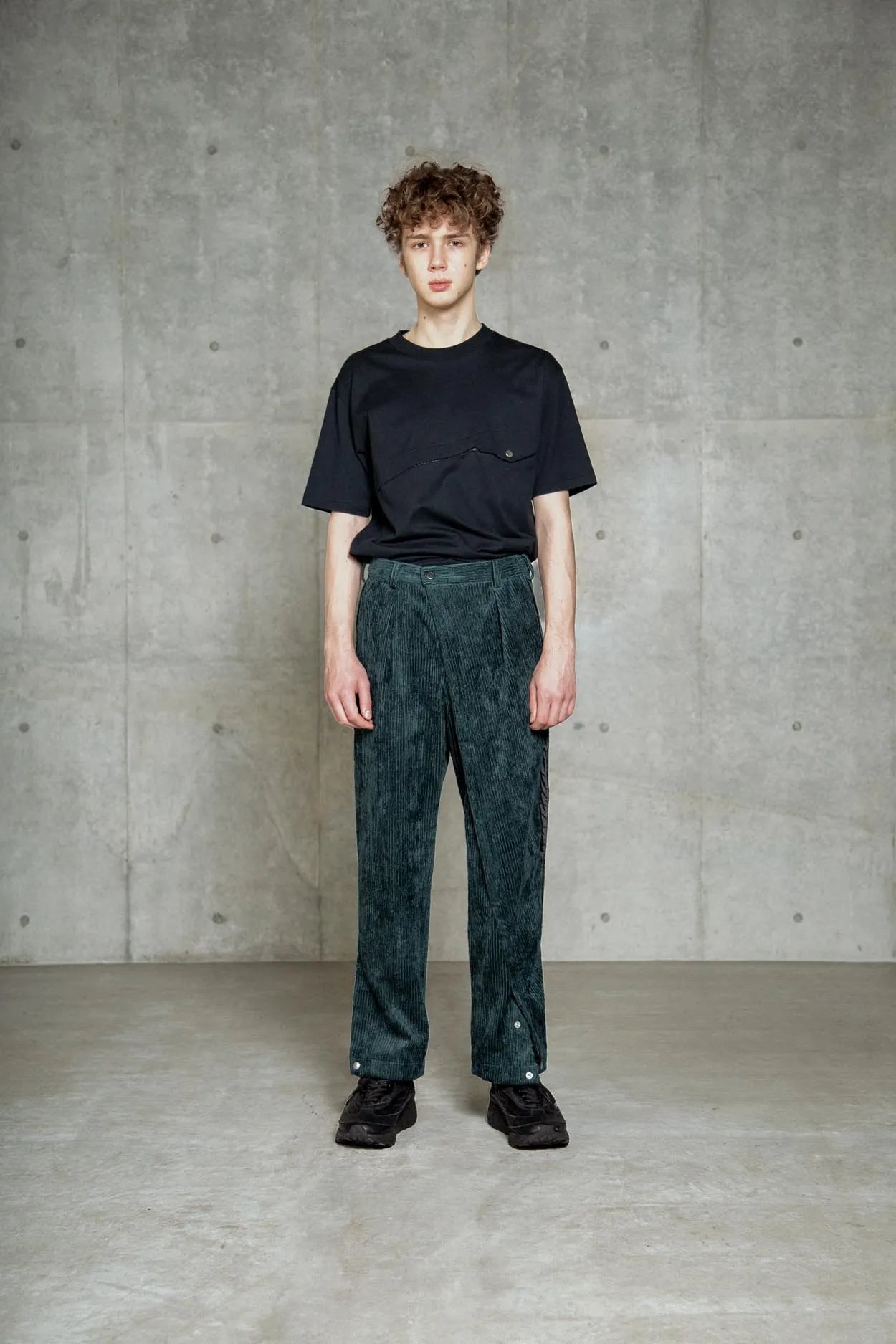 ∠13° CORDUROY WIDE PANTS GREY GREEN