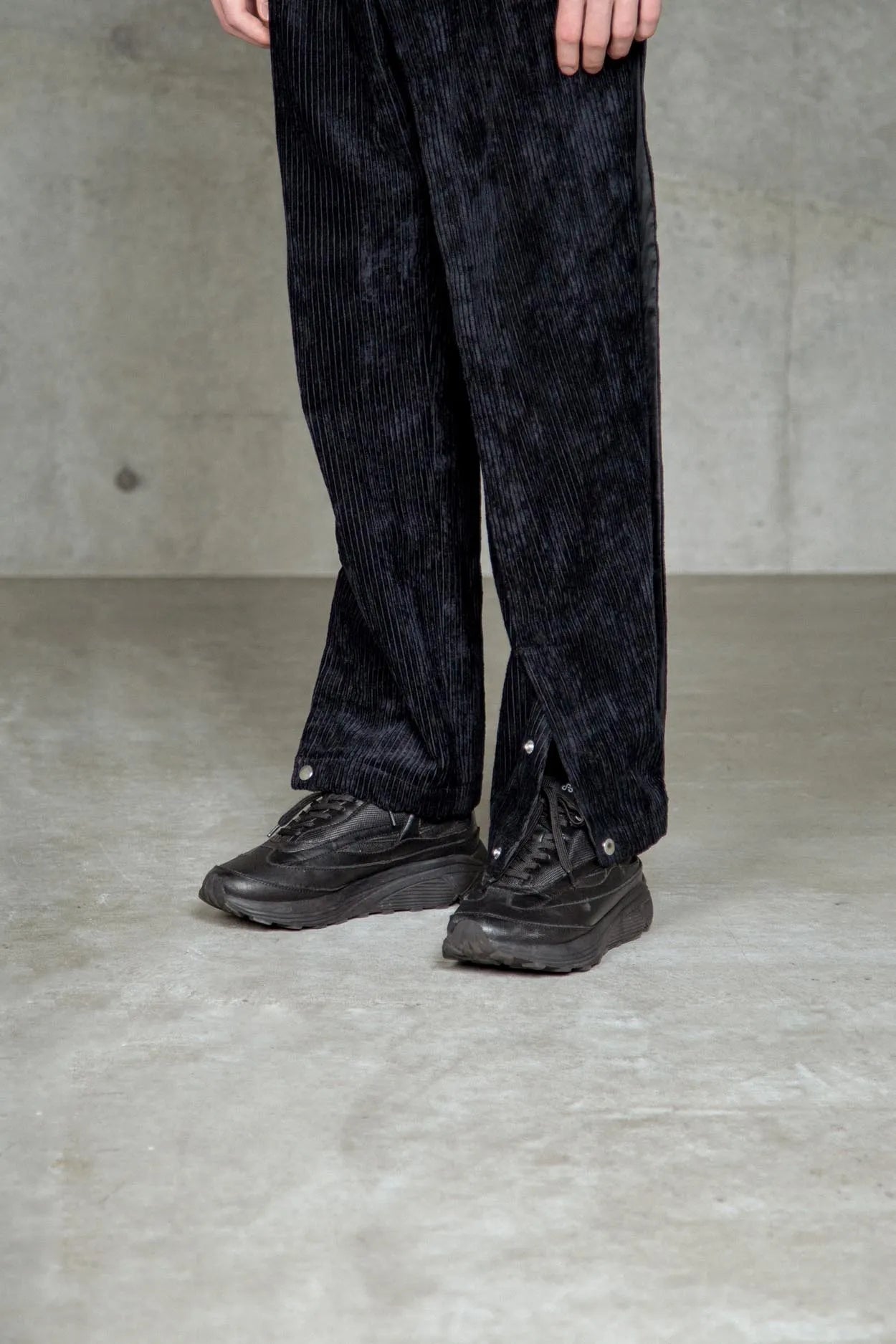 ∠13° CORDUROY WIDE PANTS BLACK GREY