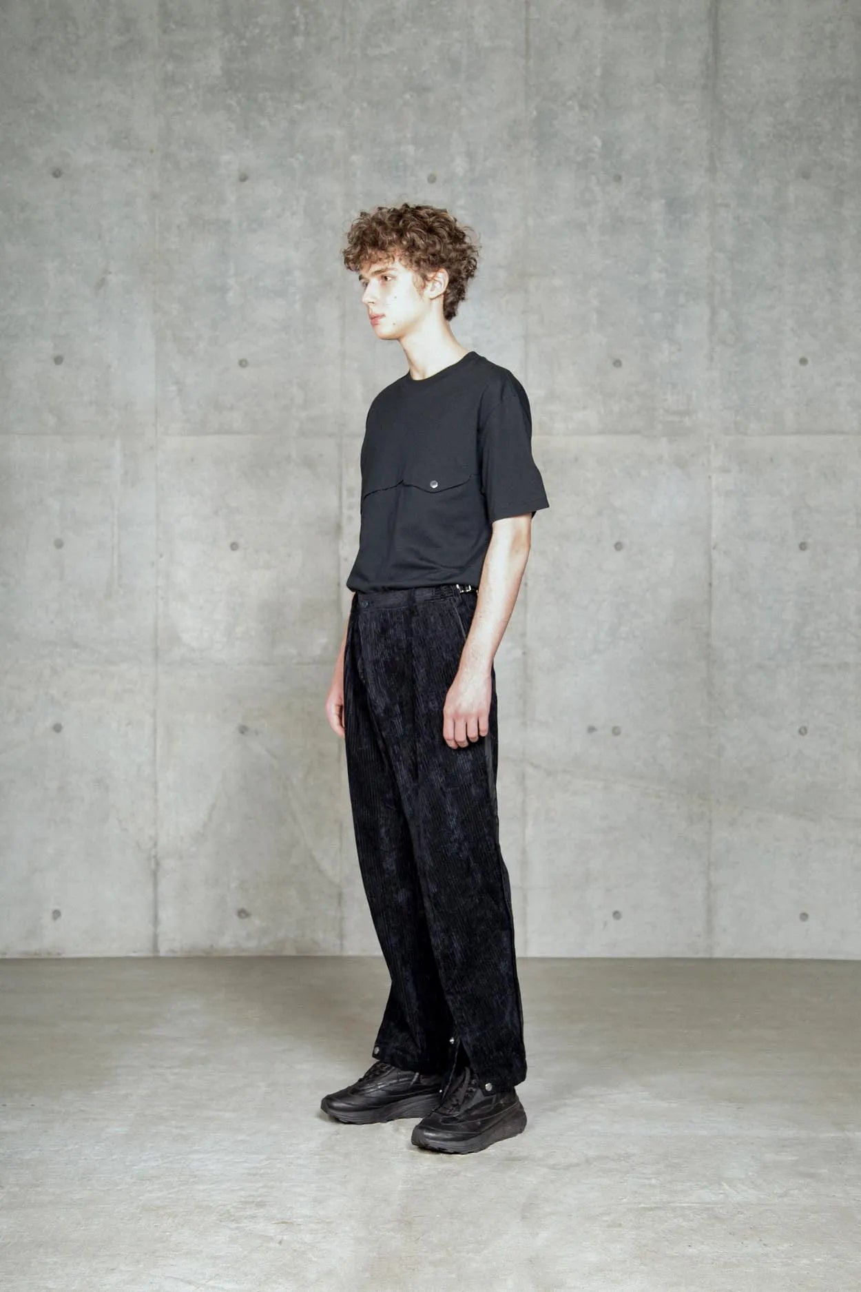 ∠13° CORDUROY WIDE PANTS BLACK GREY