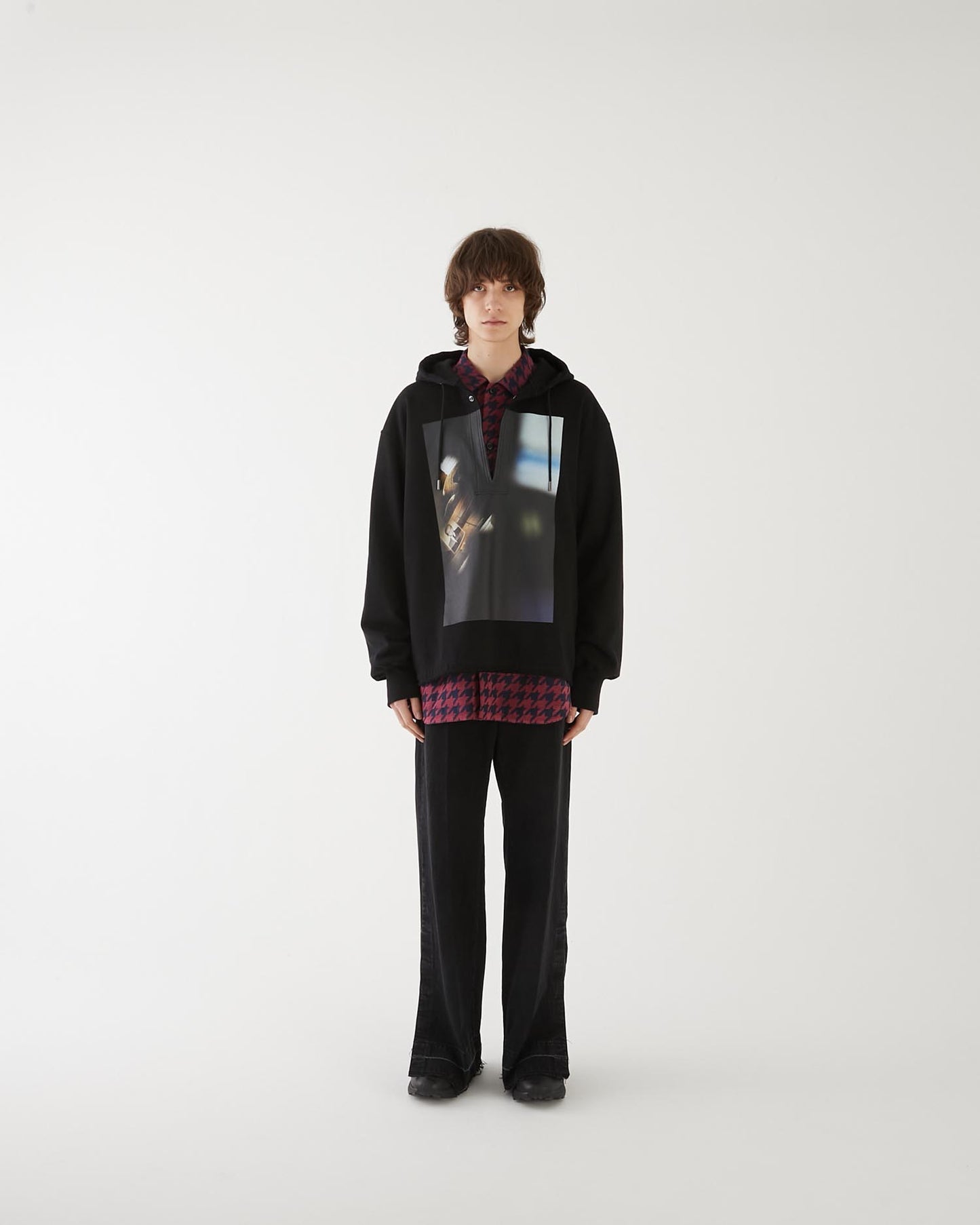 GRAPES BY THE WINDOW SLIT HOODIE BLACK