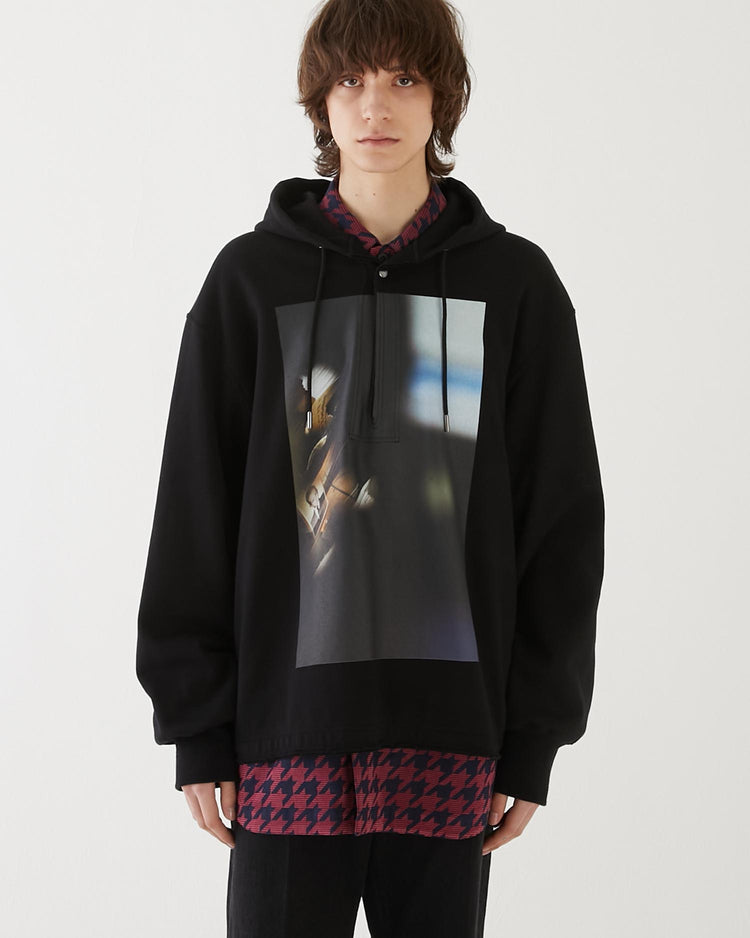 GRAPES BY THE WINDOW SLIT HOODIE BLACK