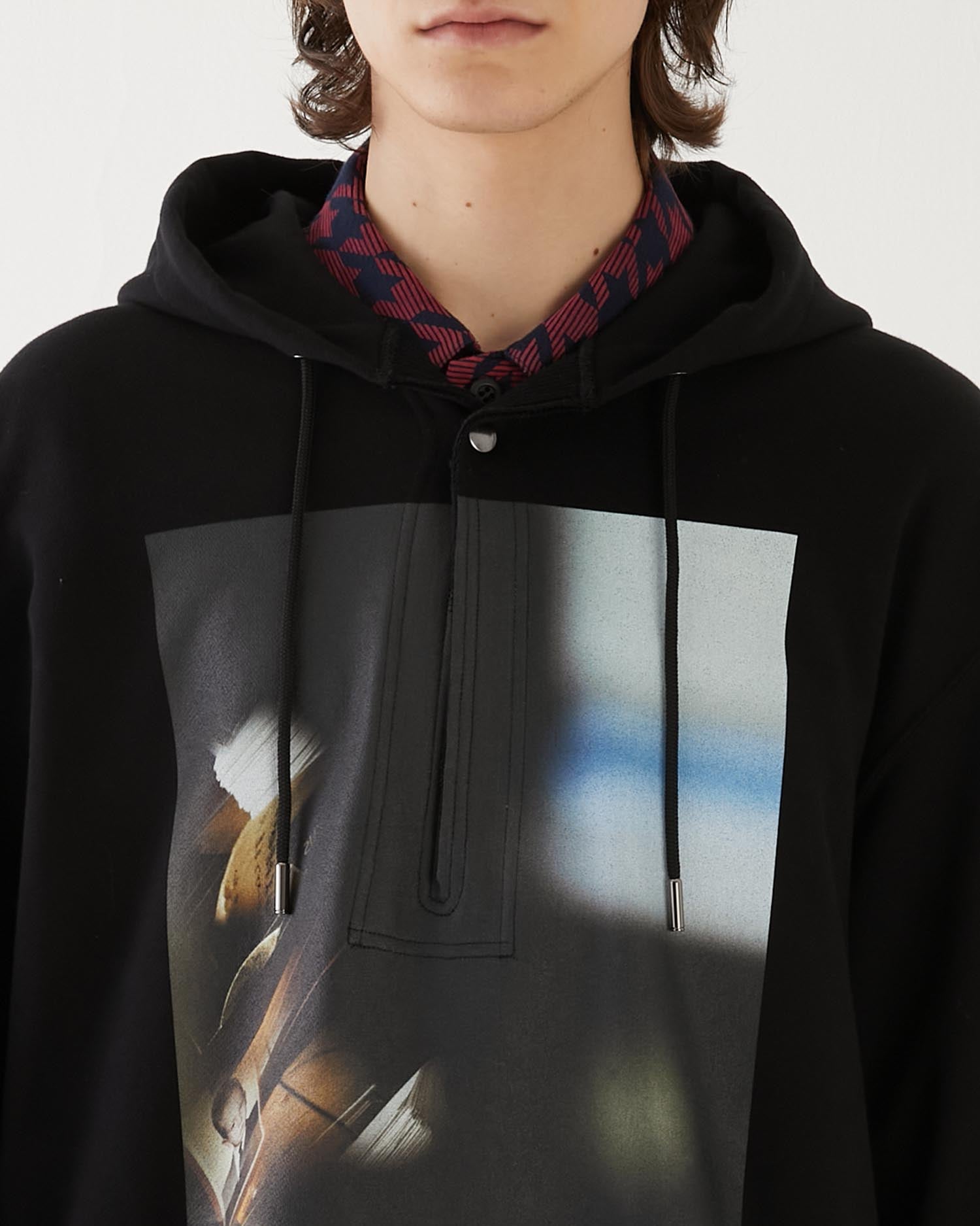 GRAPES BY THE WINDOW SLIT HOODIE BLACK