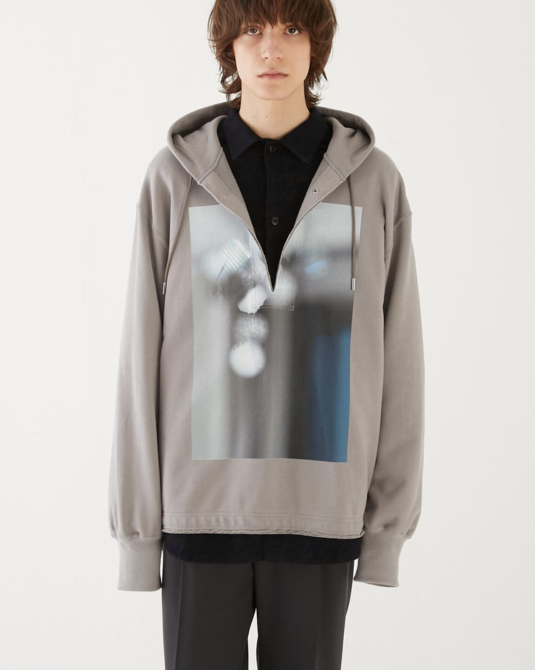 GRAPES BY THE WINDOW SLIT HOODIE GREY