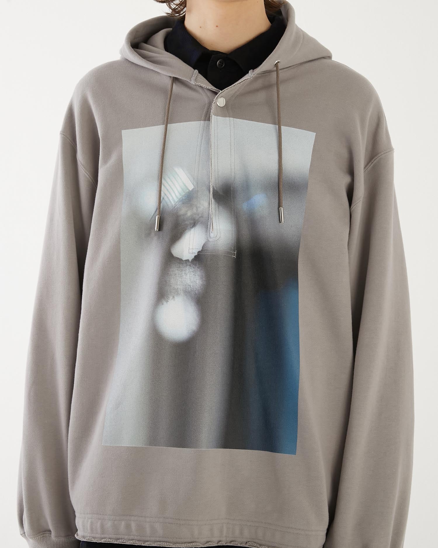 GRAPES BY THE WINDOW SLIT HOODIE GREY