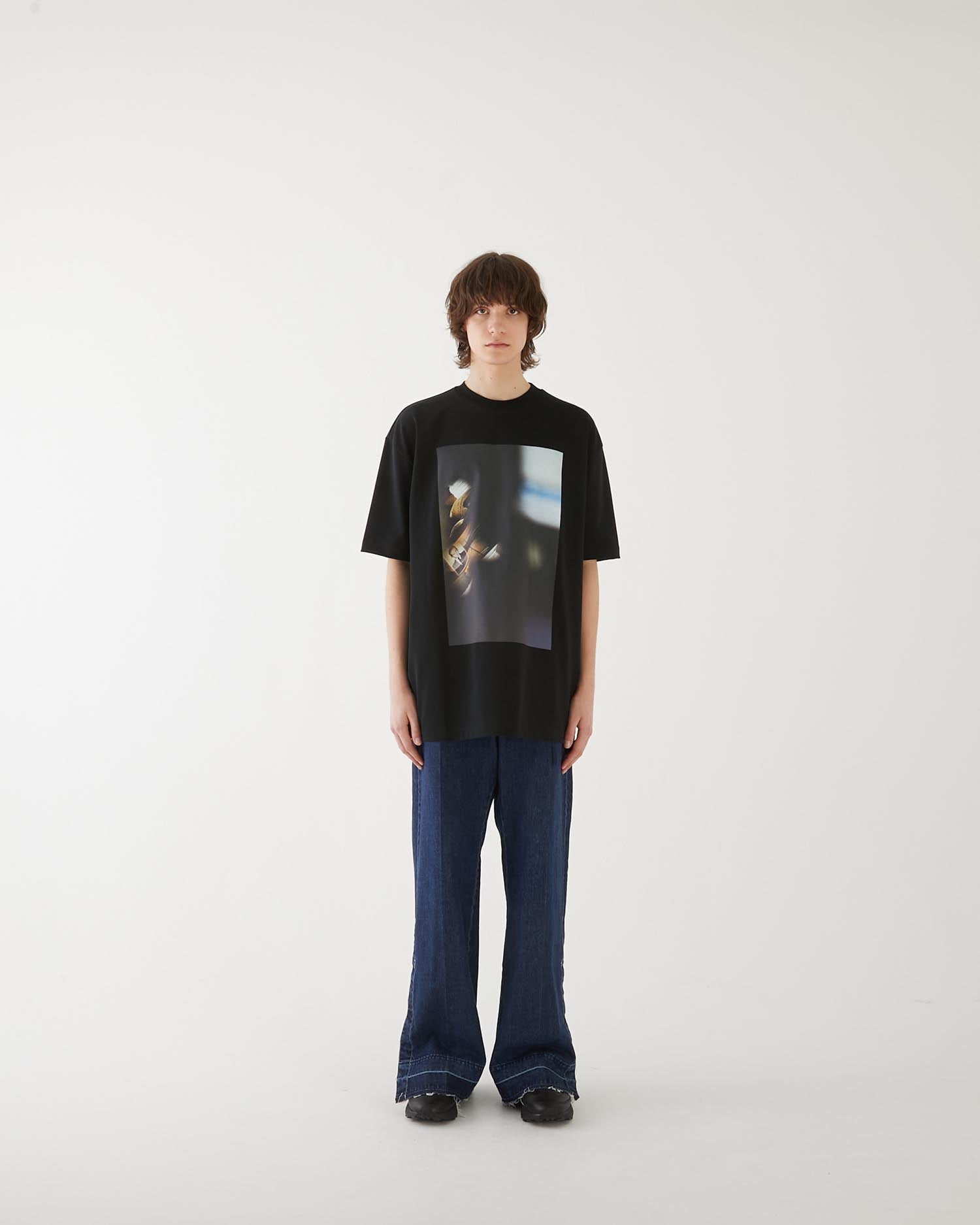 GRAPES BY THE WINDOW PHOTO T-SHIRT BLACK