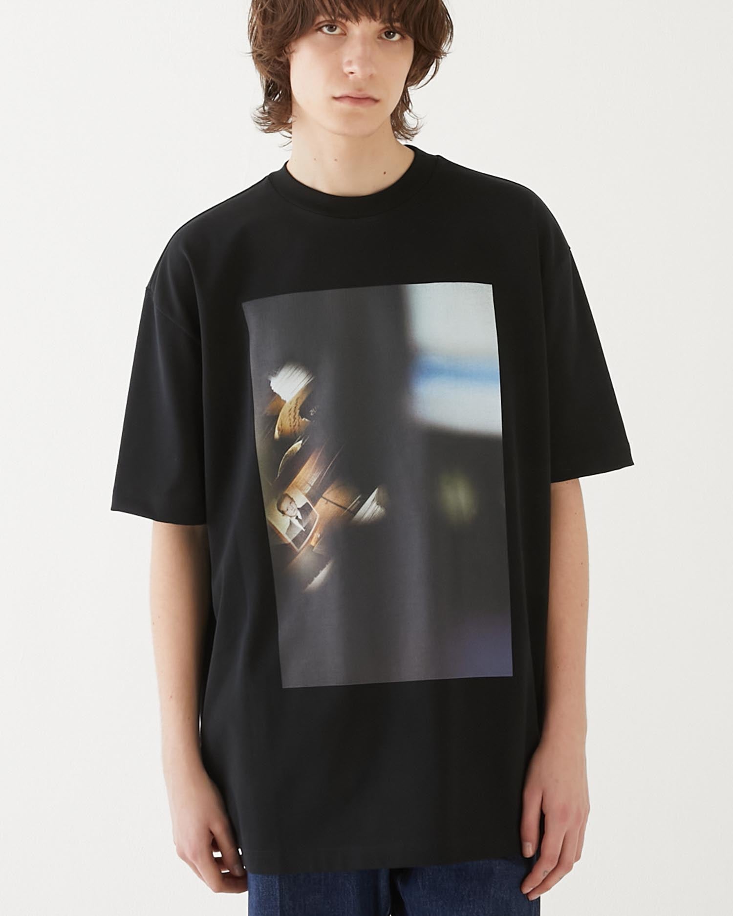 GRAPES BY THE WINDOW PHOTO T-SHIRT BLACK