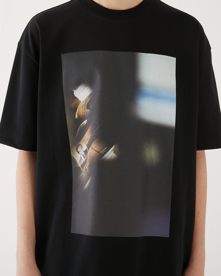 GRAPES BY THE WINDOW PHOTO T-SHIRT BLACK