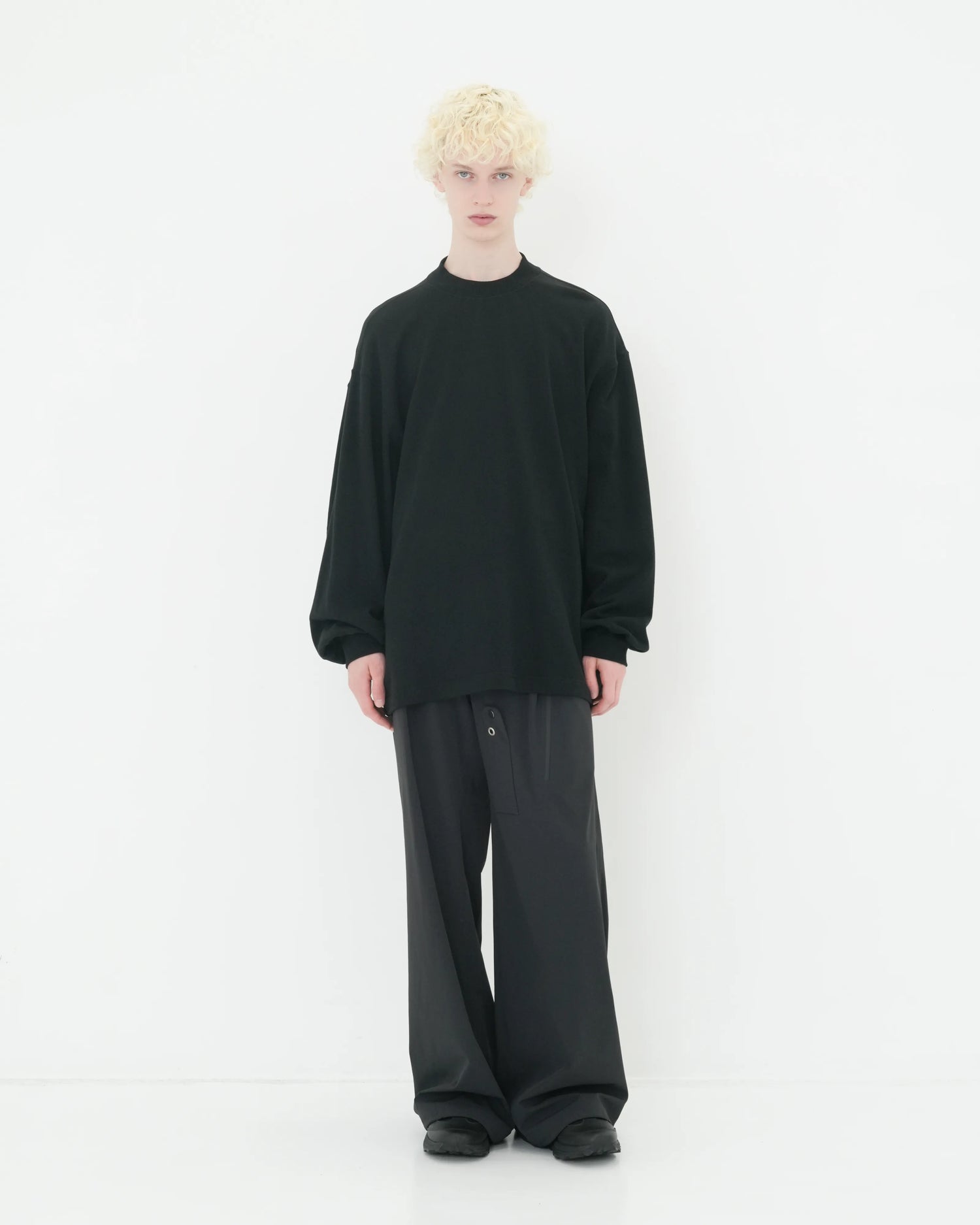SIDE SEAM POCKET SWEATSHIRT BLACK