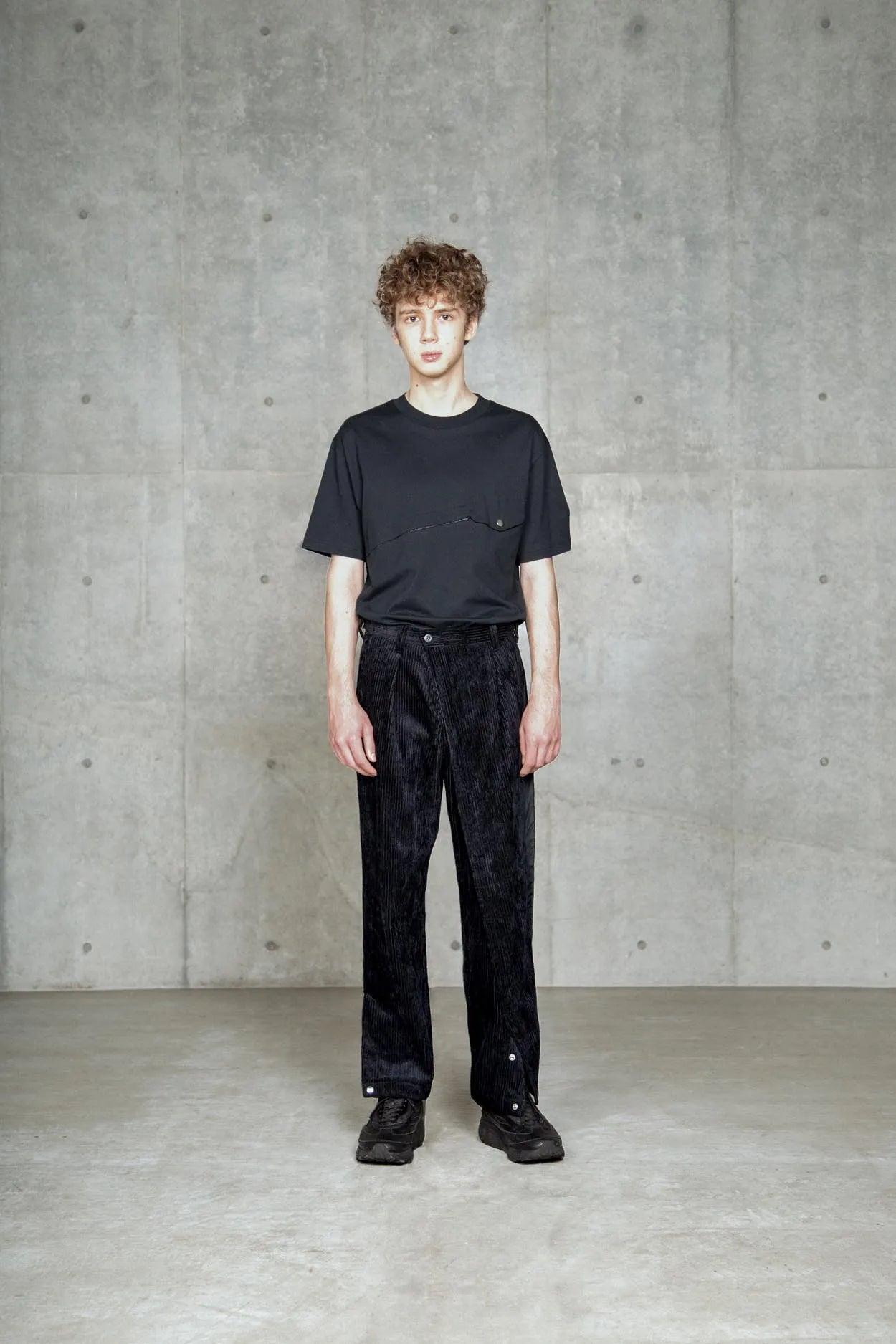∠13° CORDUROY WIDE PANTS BLACK GREY