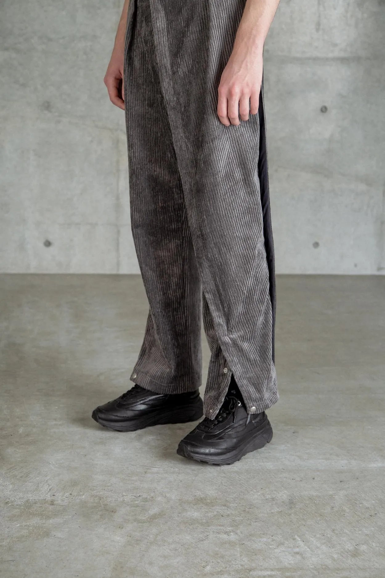 ∠13° CORDUROY WIDE PANTS GREY